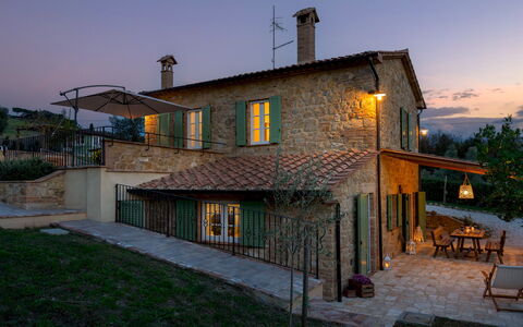 Villino Ariachiara 6: Casa, Casa, Barrio Residencial, Techo, Cabaña, Inmuebles, Casa De Campo, Villa, Tubo De Lámpara, Balcón
