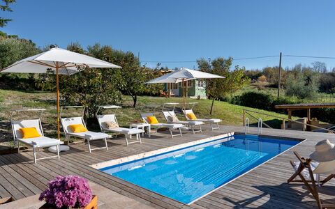 Villino Ariachiara 6: Piscina, Mueble, Mueble Para Exteriores, Sunlounger, Recurso, Silla, Paraguas, Sombra, Eco Hotel, Sillón