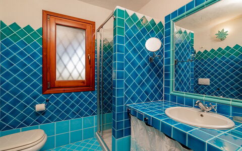 Villa Pitrizzina 8: Azul, Diseño De Interiores, Piso, Suelo, Arreglo De Tubería, Loseta, Techo, Grifo, Baño, Plomería