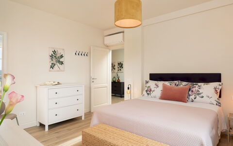 Villa Francesca 10: Mueble, Cama, Diseño De Interiores, Habitación, Pared, Lecho, Suelo, Piso, Sábana, Habitación