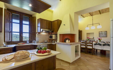 Villa Cusano 18: Diseño De Interiores, Mueble, Piso, Cocina, Techo, Aparato De Cocina, Mostrador, Habitación, Encendiendo, Suelo