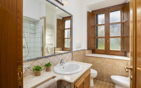 Villa Cusano 18: Lavabo Del Baño, Arreglo De Tubería, Lavabo, Baño, Piso, Diseño De Interiores, Suelo, Grifo, Techo, Mueble De Baño