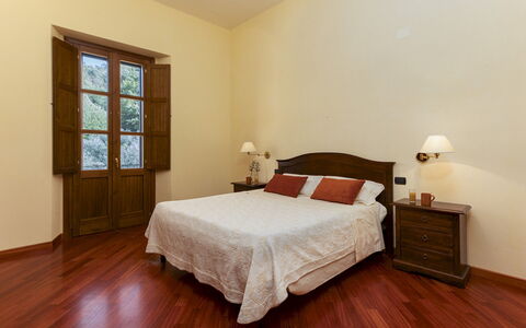Villa Cusano 18: Mueble, Piso, Diseño De Interiores, Madera, Suelo, Techo, Habitación, Cama, Sábana, Suelos De Madera