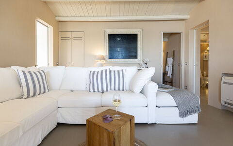 Baia L'Aura 8: Mueble, Diseño De Interiores, Sofá, Piso, Sala, Suelo, Madera, Habitación, Techo, Textil