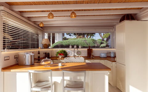 Baia L'Aura 8: Mueble, Diseño De Interiores, Madera, Mostrador, Cocina, Piso, Techo, Encendiendo, Suelo, Gabinetes