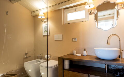 Baia L'Aura 8: Baño, Arreglo De Tubería, Lavabo Del Baño, Diseño De Interiores, Piso, Pared, Suelo, Lavabo, Madera, Grifo