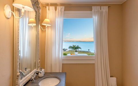 Baia L'Aura 8: Diseño De Interiores, Encendiendo, Mar, Oceano, Cortina, Arreglo De Tubería, Hotel, Lámpara, Tratamiento De La Ventana, Recurso