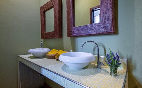 Podere Sant'Eugenio 14: Lavabo Del Baño, Arreglo De Tubería, Lavabo, Diseño De Interiores, Grifo, Baño, Plomería, Mostrador, Porcelana, Espejo