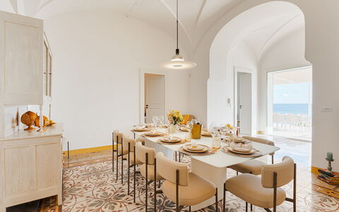 Villa Aristula 11: Mueble, Diseño De Interiores, Piso, Mesa, Suelo, Cocina Y Comedor Mesa, Silla, Comedor, Material Natural