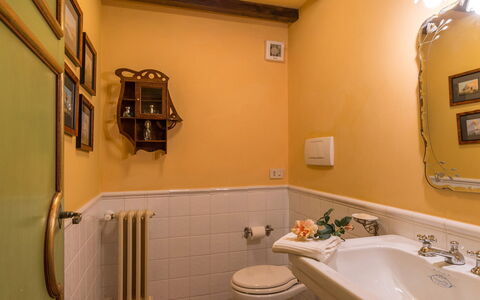 Montepietraia e San Martino 18: Pared, Diseño De Interiores, Amarillo, Arreglo De Tubería, Baño, Lavabo Del Baño, Encendiendo, Grifo, Piso, Plomería
