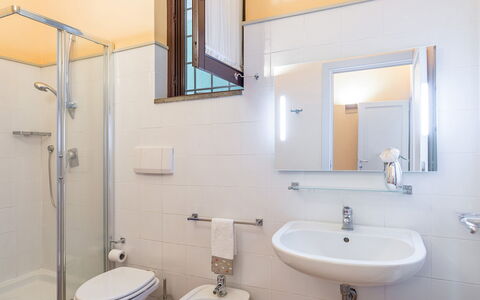 Montepietraia e San Martino 18: Diseño De Interiores, Piso, Suelo, Habitación, Techo, Arreglo De Tubería, Mueble, Lavabo, Grifo, Plomería