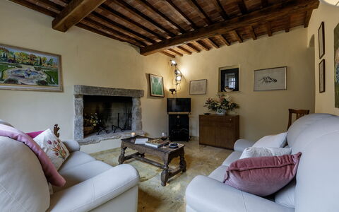 Il Castellare 14: Mueble, Pared, Diseño De Interiores, Piso, Sofá, Madera, Sala, Suelo, Habitación, Mesa