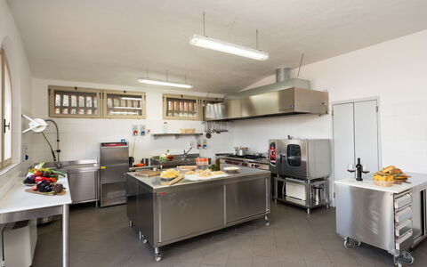 Villa le Beringhe 30: Aparato De Cocina, Cocina, Electrodoméstico, Mostrador, Electrodoméstico, Encendiendo, Piso, Mueble, Estufa De Cocina, Gabinetes