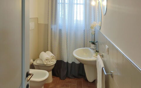 Villa le Beringhe 30: Piso, Suelo, Diseño De Interiores, Arreglo De Tubería, Baño, Plomería, Habitación, Lavabo Del Baño, Grifo, Lavabo