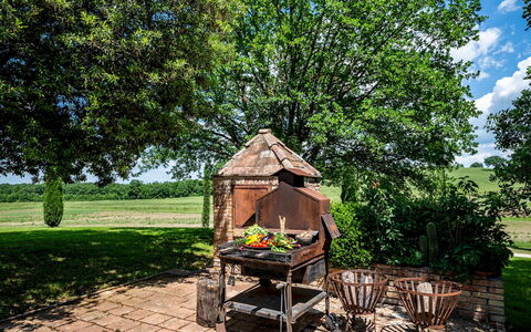 Villa le Beringhe 30: Árbol, Jardín, El Terreno Del Lote, Césped, Patio Interior, Sombra, Yarda, Parque, Paisajismo, Estructura Al Aire Libre