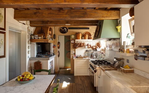Casa Eugenia 8: Mueble, Cocina, Diseño De Interiores, Madera, Mostrador, Piso, Encendiendo, Gabinetes, Casa, Techo