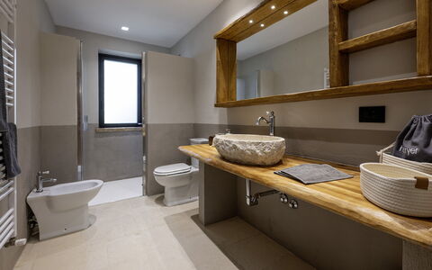 I Tramonti 10+2: Arreglo De Tubería, Piso, Diseño De Interiores, Lavabo, Madera, Lavabo Del Baño, Suelo, Grifo, Baño, Casa
