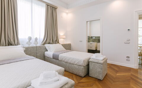 Villa la Perla Bianca 10: Diseño De Interiores, Suelo, Habitación, Mueble, Cama, Piso, Techo, Sábana, Lecho, Linos