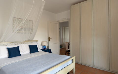 Villa Perelle 8: Mueble, Cama, Habitación, Diseño De Interiores, Suelo, Pared, Piso, Sábana, Lecho, Madera