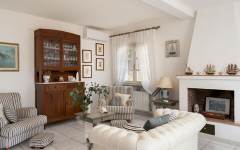 Villa Perelle 8: Mueble, Diseño De Interiores, Sofá, Piso, Madera, Sala, Habitación, Suelo, Encendiendo, Mesa