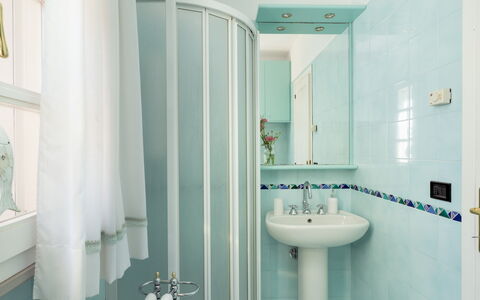 Villa Perelle 8: Azul, Baño, Arreglo De Tubería, Diseño De Interiores, Piso, Suelo, Plomería, Grifo, Lavabo Del Baño, Lavabo
