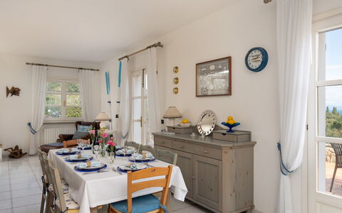 Villa Perelle 8: Mueble, Diseño De Interiores, Silla, Mesa, Piso, Cocina Y Comedor Mesa, Suelo, Habitación, Comedor, Techo