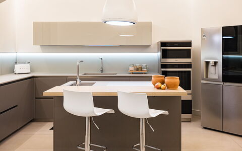 Villa Giulia 8: Mueble, Diseño De Interiores, Cocina, Gabinetes, Mostrador, Aparato De Cocina, Piso, Madera, Lámpara, Electrodoméstico