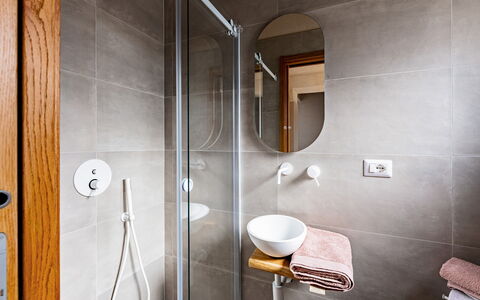 Trulli Fiori di Mandorlo 6: Piso, Suelo, Arreglo De Tubería, Diseño De Interiores, Baño, Plomería, Grifo, Habitación, Lavabo, Lavabo Del Baño