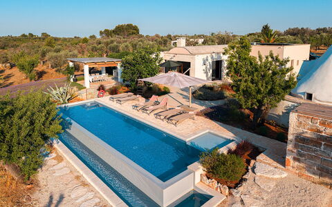 Trulli Fiori di Mandorlo 6: Piscina, Recurso, Paraguas, Mueble Para Exteriores, Eco Hotel, Sunlounger, Inmuebles, Fuente De Agua, Villa, Sombra