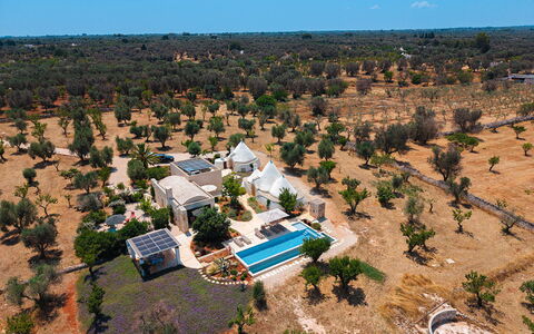 Trulli Fiori di Mandorlo 6: Piscina, Recurso, Fotografía Aérea, Eco Hotel
