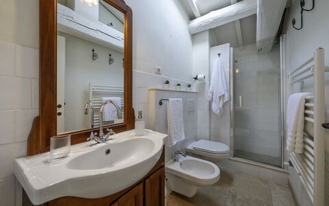 Podere Vernine di Sotto 14: Piso, Diseño De Interiores, Arreglo De Tubería, Madera, Suelo, Baño, Lavabo, Lavabo Del Baño, Techo, Grifo