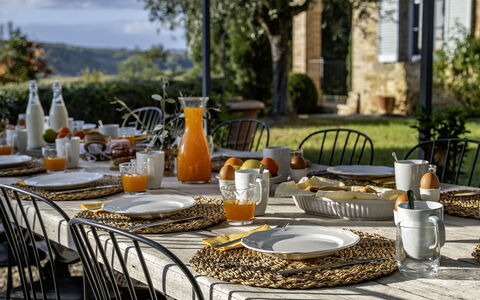 Podere Vernine di Sotto 14: Vajilla, Utensilios Para Servir, Mesa, Comida, Mueble, Vajilla, Drinkware, Plato