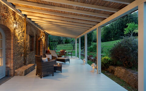 Villa delle Silerchie 10: Madera, Piso, Porche, Suelo, Techo, Haz, Sombra, Maceta, Estructura Al Aire Libre, Patio