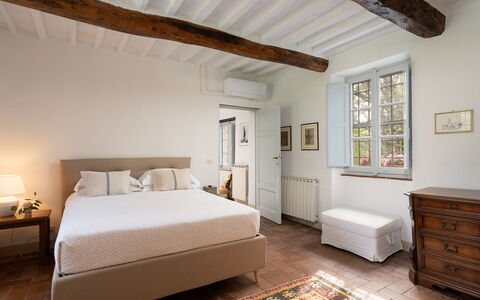 Villa delle Silerchie 10: Mueble, Cama, Diseño De Interiores, Habitación, Pared, Piso, Lecho, Sábana, Suelo, Madera