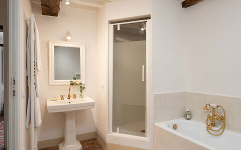 Villa delle Silerchie 10: Diseño De Interiores, Pared, Baño, Arreglo De Tubería, Piso, Suelo, Techo, Encendiendo, Plomería, Casa
