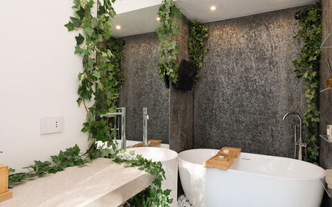 Villa Lunezia 6: Arreglo De Tubería, Diseño De Interiores, Planta De Casa, Baño, Maceta, Material Natural, Grifo, Plomería, Bañera, Pared De Piedra