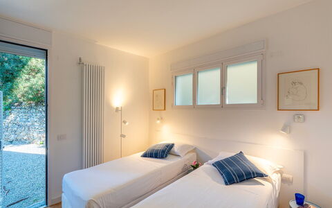 La Scogliera di Sori 5+1: Cama, Pared, Habitación, Diseño De Interiores, Techo, Sábana, Lecho, Mueble, Casa, Habitación