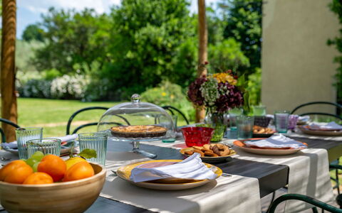 Villa Collegigliato 8: Comida, Vajilla, Mueble, Utensilios Para Servir, Mesa, Fruta, Vajilla, Plato, Manteles, Drinkware