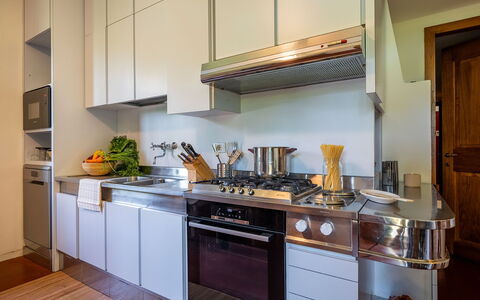 Villa Collegigliato 8: Aparato De Cocina, Cocina, Electrodoméstico, Mostrador, Electrodoméstico, Estufa De Cocina, Estufa, Estufa De Gas, Gabinetes, Diseño De Interiores