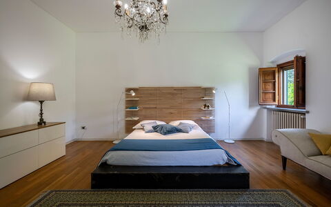 Villa Collegigliato 8: Cama, Mueble, Lecho, Diseño De Interiores, Habitación, Sábana, Piso, Madera, Suelo, Habitación