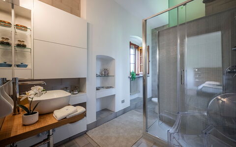 Villa Collegigliato 8: Diseño De Interiores, Piso, Arreglo De Tubería, Suelo, Techo, Grifo, Encendiendo, Baño, Mueble, Lavabo