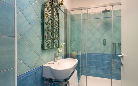 Villa Il Faro 10: Azul, Baño, Arreglo De Tubería, Diseño De Interiores, Piso, Suelo, Plomería, Loseta, Espejo, Grifo