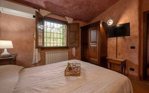 Colle Calzolaro 8: Pared, Mueble, Habitación, Cama, Casa, Habitación, Sábana, Lecho, Marco De La Cama, Techo