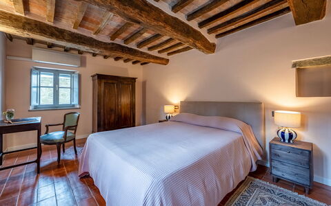 Tenuta Santa Cristina 10: Piso, Diseño De Interiores, Mueble, Suelo, Habitación, Casa, Habitación, Cama, Techo, Marco De La Cama