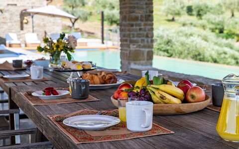 Tenuta Santa Cristina 10: Mueble, Mesa, Vajilla, Silla, Cocina Y Comedor Mesa, Drinkware, Mueble Para Exteriores, Utensilios Para Servir, Comida, Recurso