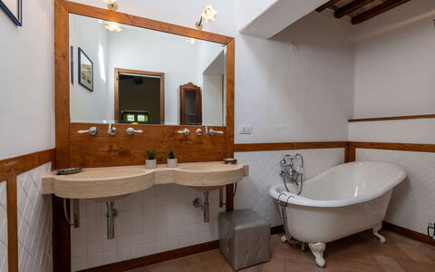 Villa Palazzolo 8: Lavabo Del Baño, Arreglo De Tubería, Diseño De Interiores, Piso, Baño, Lavabo, Grifo, Suelo, Plomería, Encendiendo