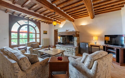 Villa Palazzolo 8: Mueble, Pared, Diseño De Interiores, Piso, Techo, Habitación, Sofá, Suelo, Sala, Silla