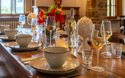 Villa Palazzolo 8: Mueble, Vajilla, Mesa, Stemware, Diseño De Interiores, Utensilios Para Servir, Drinkware, Vajilla, Barware, Comedor