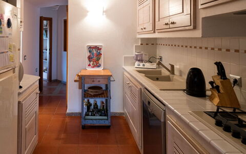 Villa Portobello 10+2: Mostrador, Cocina, Diseño De Interiores, Piso, Mueble, Aparato De Cocina, Suelo, Madera, Electrodoméstico, Techo