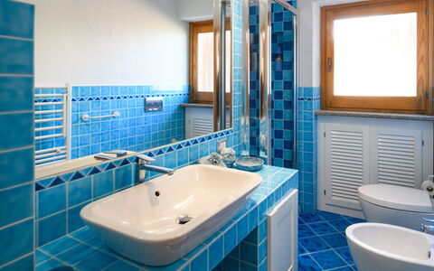 Villa Portobello 10+2: Azul, Piso, Diseño De Interiores, Suelo, Arreglo De Tubería, Loseta, Baño, Lavabo, Grifo, Techo